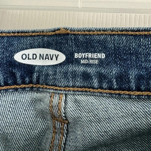 Old Navy Mid-Rise Petite Boyfriend Jeans - Picture 4 of 7